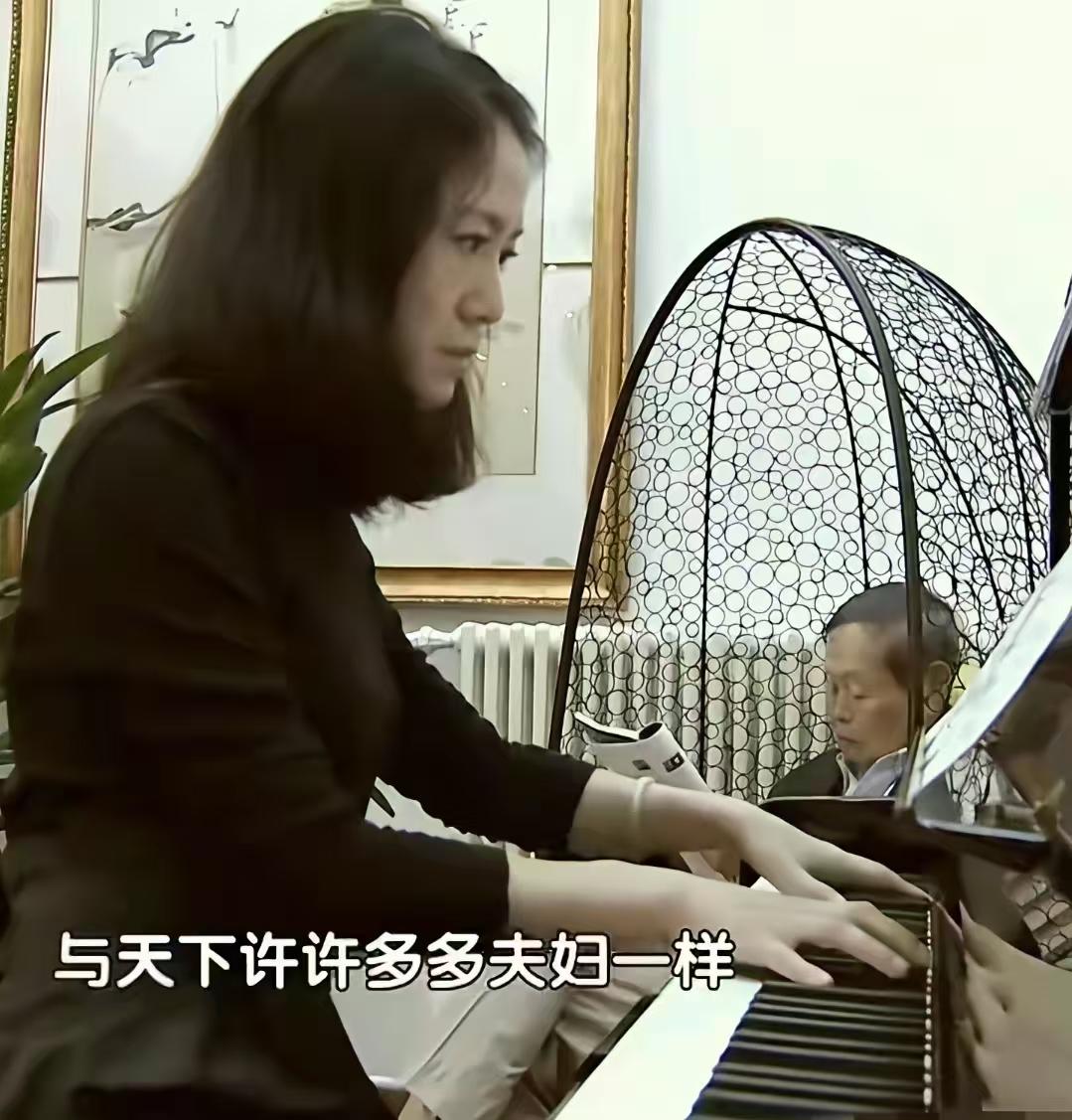 太喜欢这张照片了，既温馨，又透着杨老可爱的一面，坐在一个鸟笼里听着琴声认真地看着