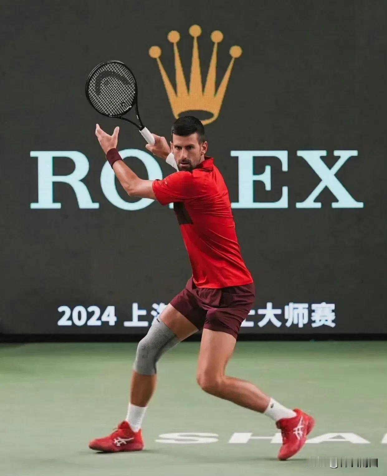 挥拍时，Rolex的皇冠在德约科维奇脑袋上，留下经典一幕。对于这位金满贯选手来说