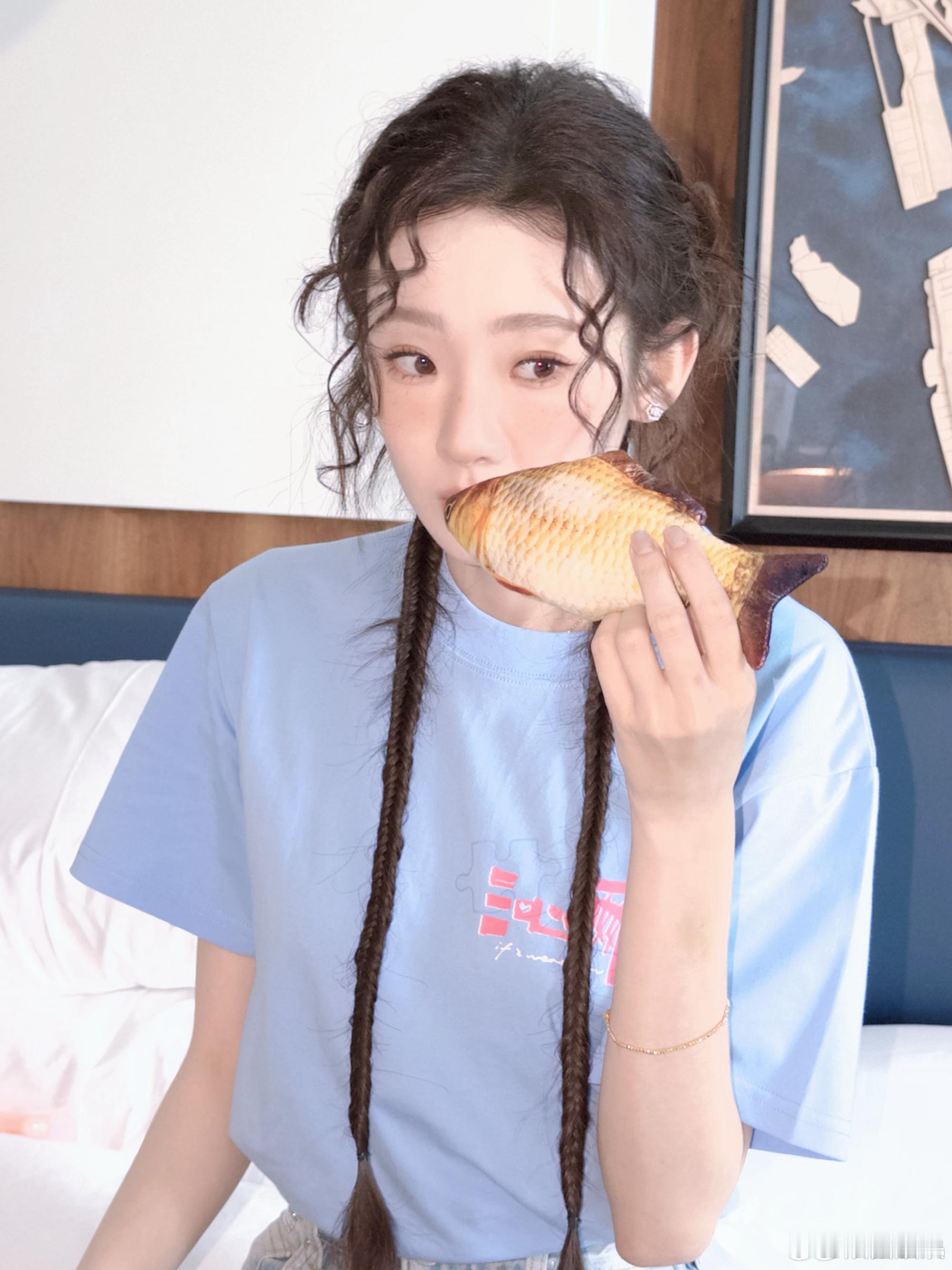 张艺凡也难hold住这段烫嘴rap谁懂！就连张艺凡唱这段rap都费劲，这段歌词又