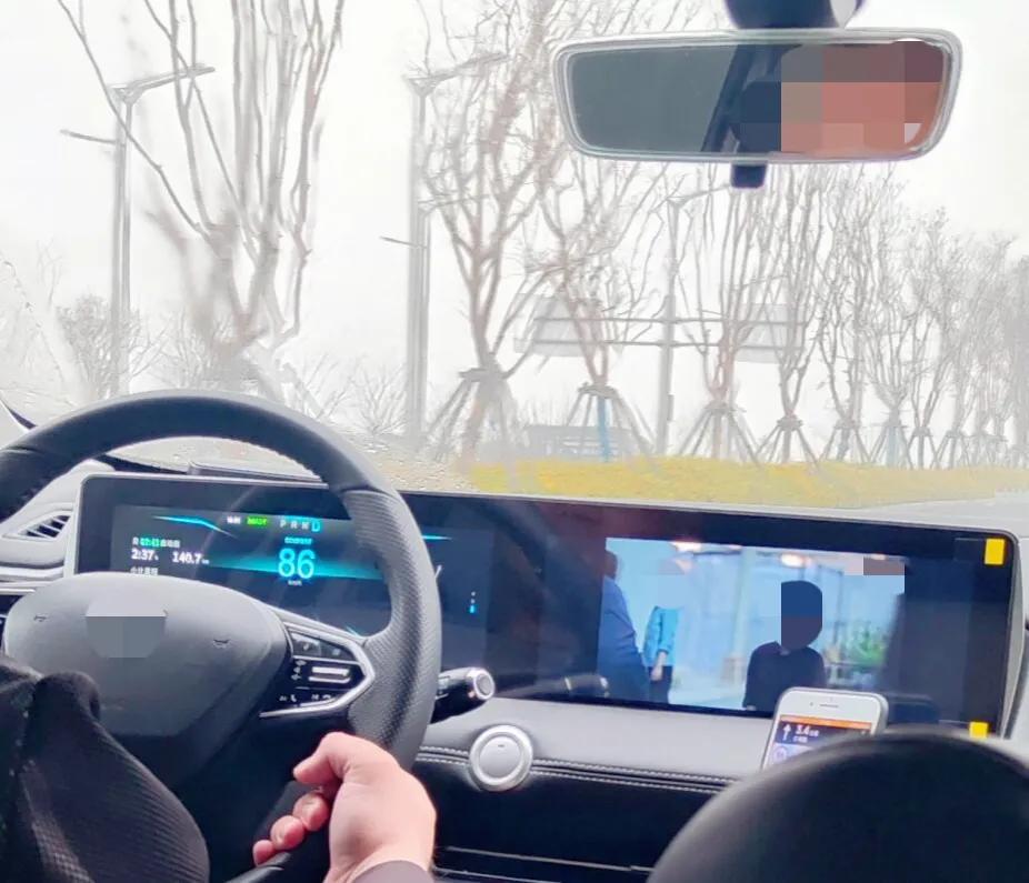 某国产新势力电车的车机逻辑实在不敢恭维，速度都快八九十了，还能一边开车一边看电视