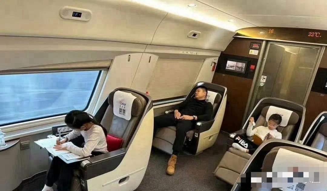 高铁上这一幕诠释了赚钱的意义 