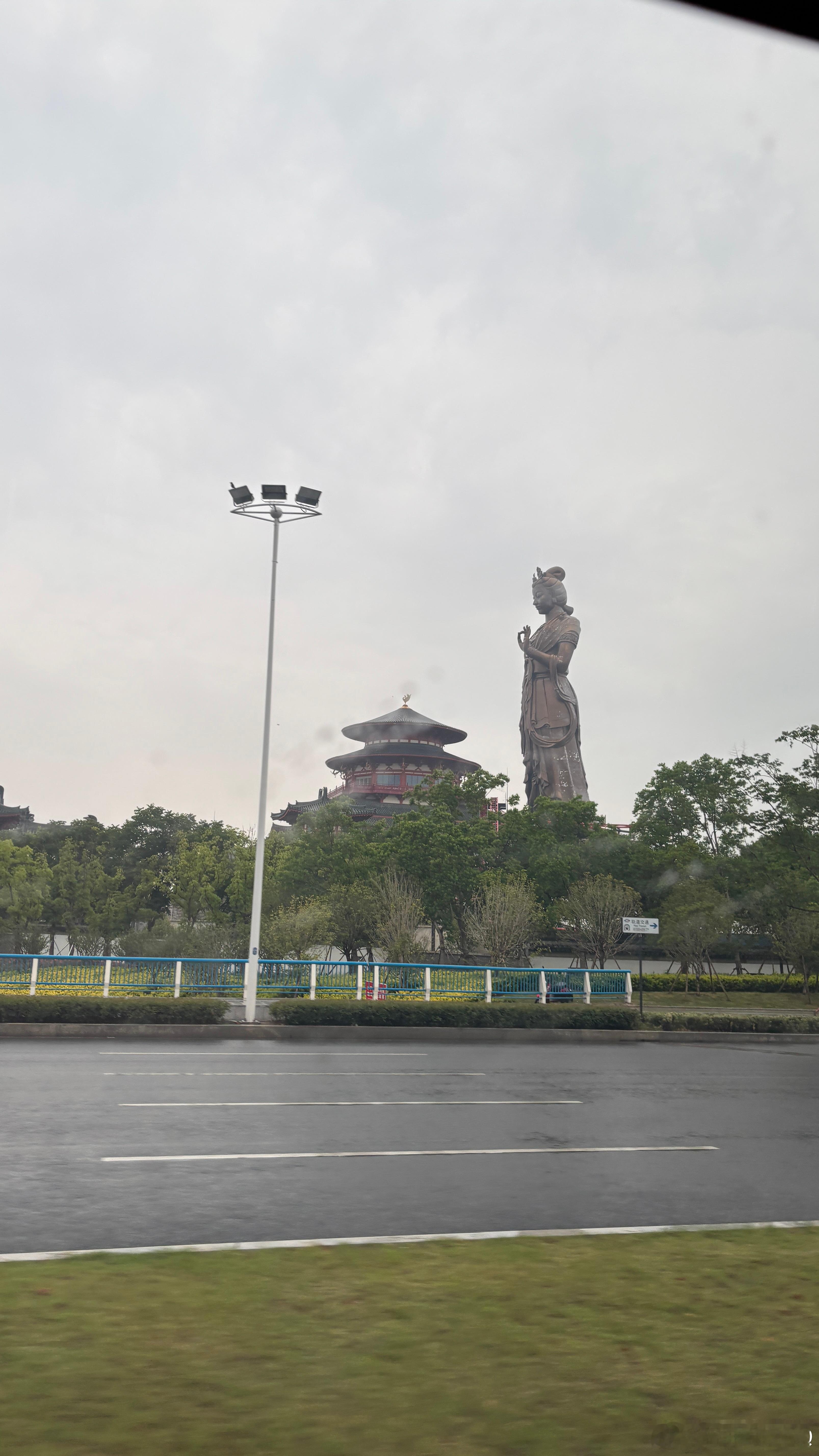 才知道苏州这里有个这么大的武则天像，也才知道这是华谊兄弟影视城的一部分（以上都是