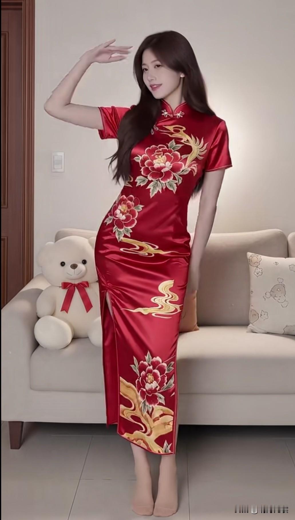 红衣美人倚，花影映秋波。