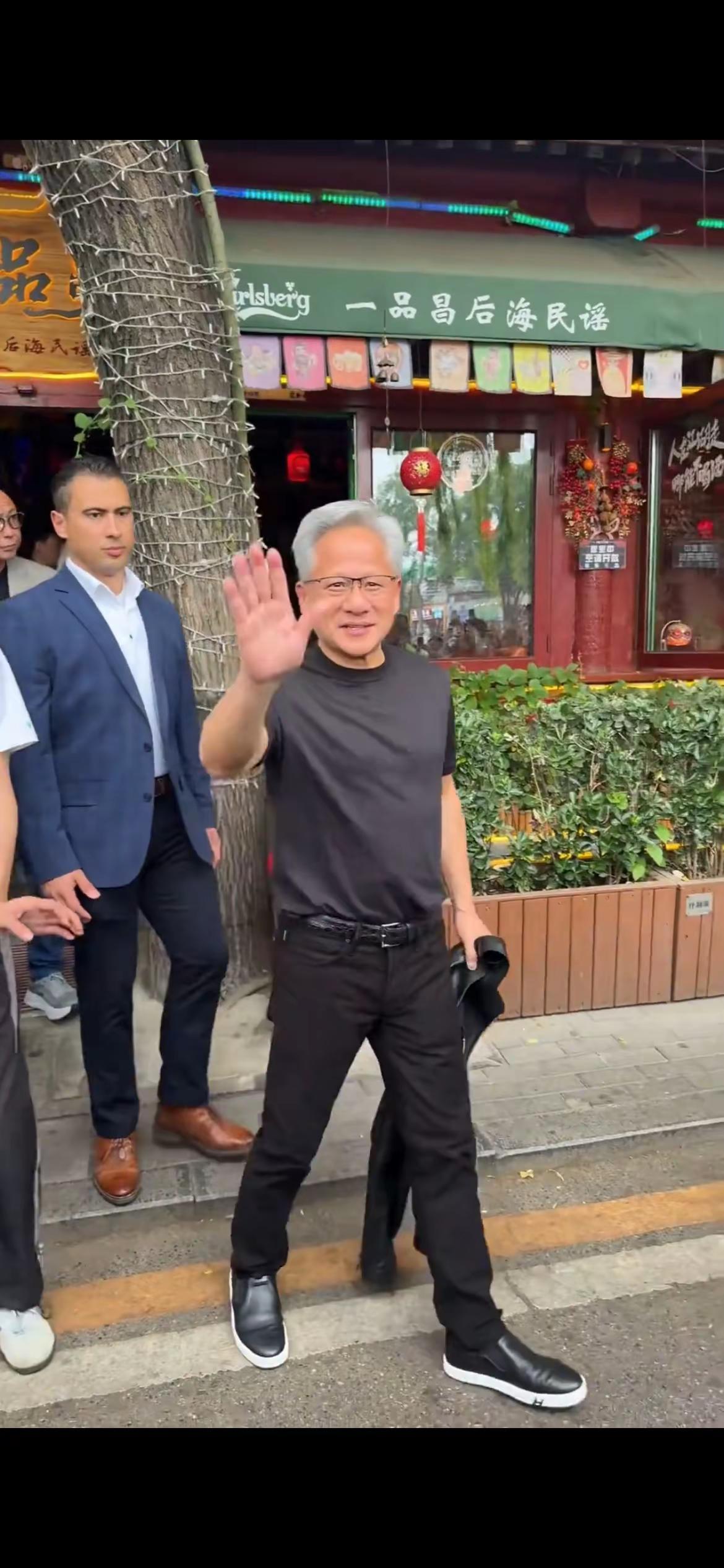 黄仁勋太好了吧，每个人都耐心合照！希望你常来中国哦！黄仁勋
