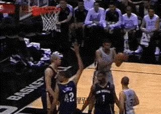 你知道为什么邓肯，总是笑嘻嘻吗？

因为他年轻时候吃过亏，新秀时期的他，特别不愿