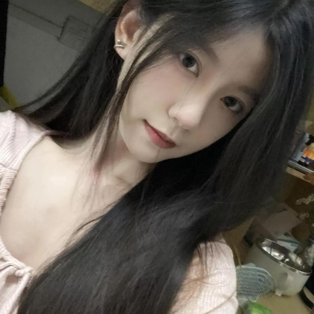 青丝如瀑，笑靥如花。青丝染雪 青丝映眸 青丝柔意 根根青丝 青丝年华 青丝依旧 