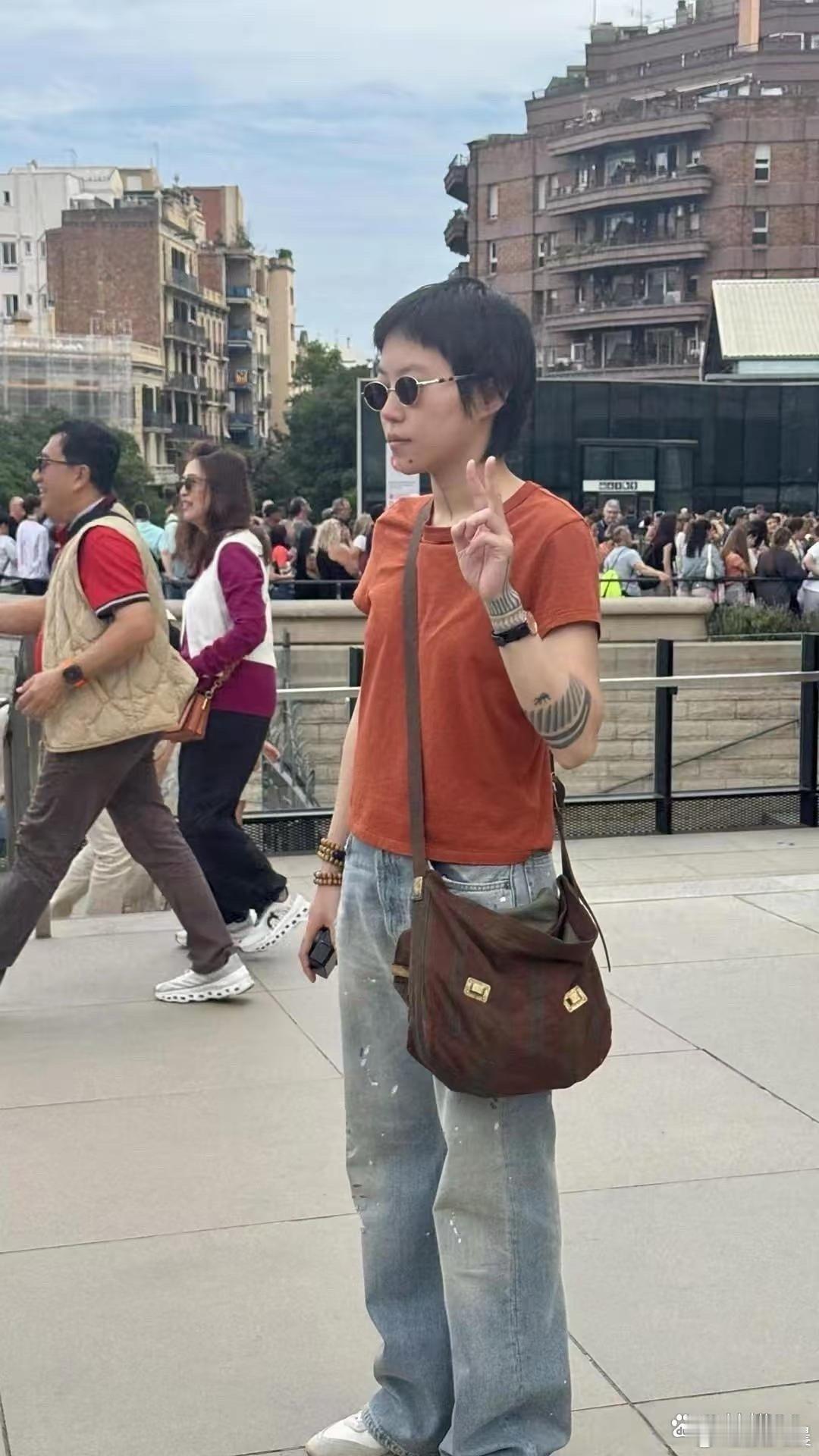 窦靖童在西班牙街头逛街的画面好吸睛！留着利落的短发，手上5串手链叠戴超有个性，眉