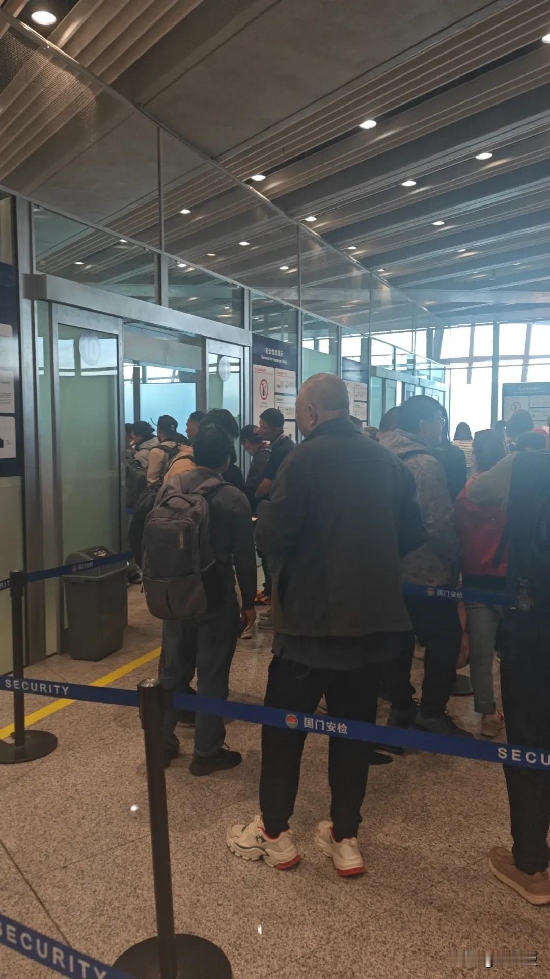这次出国，选择的是下午的航班🛩
果然安检和值机的人都少很多