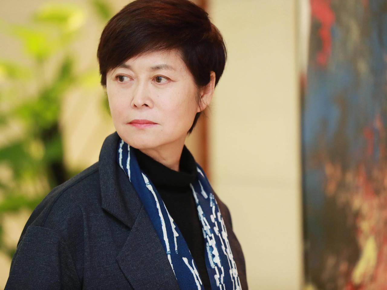 敬一丹对人生的看法，可以概括为：把“走过”本身当作目的，坦然面对时间，在经历中沉