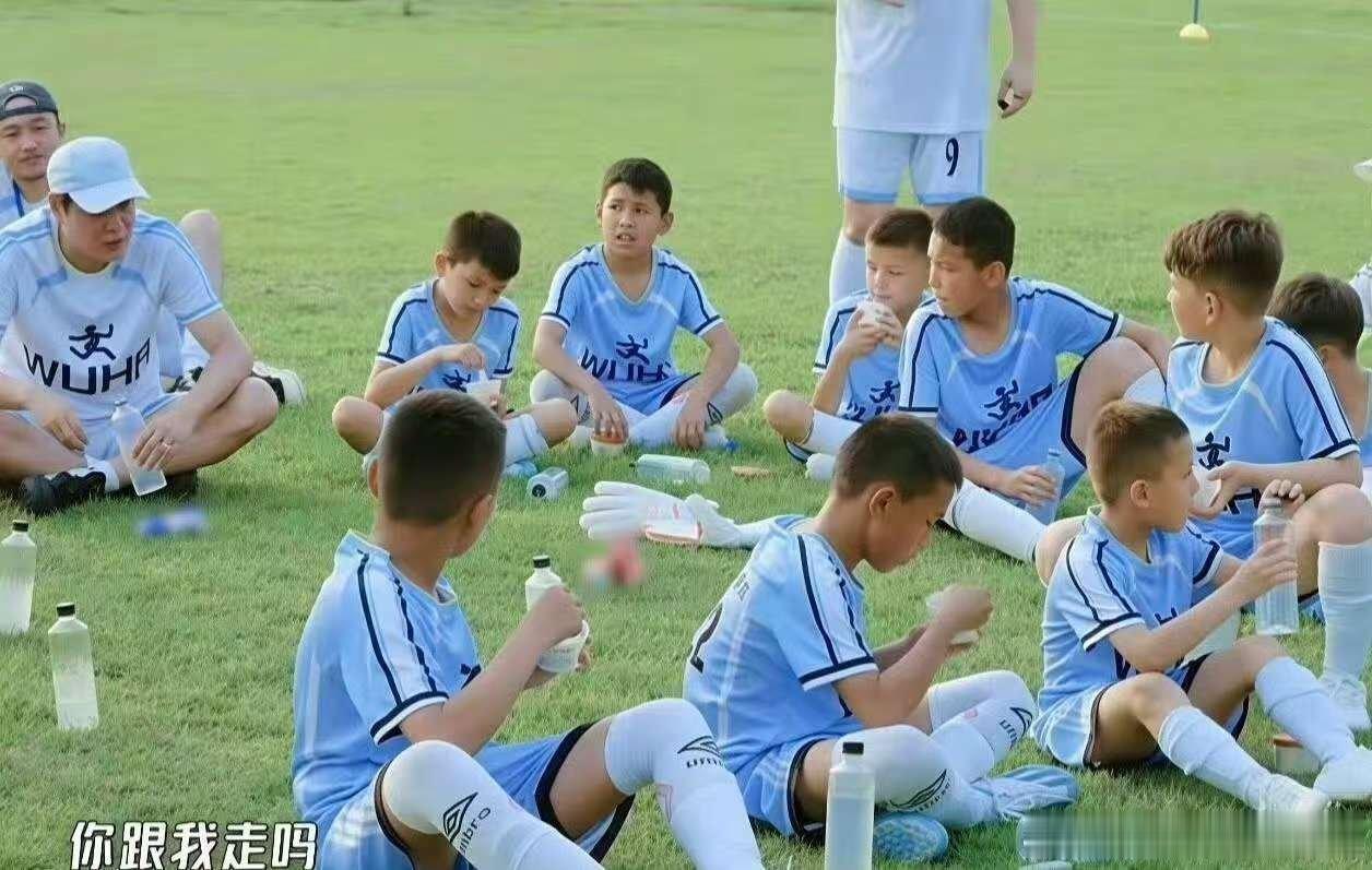 范志毅看中的阿图什足球少年在走手续范志毅发现阿图什足球少年好苗子千里奔赴逐绿茵少