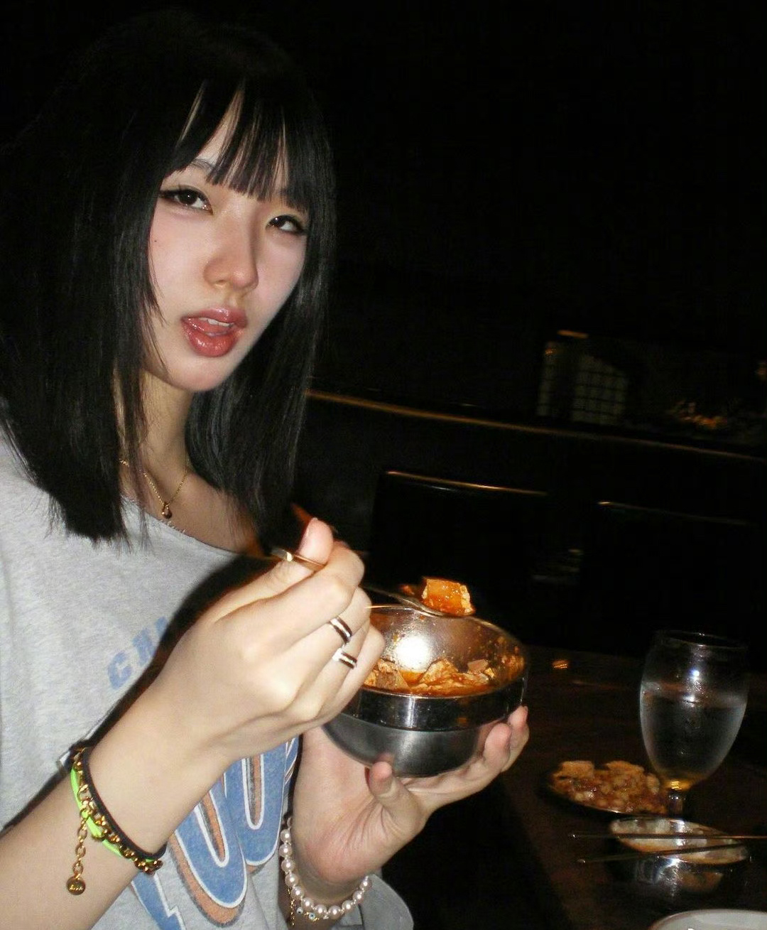 18岁的Elly最新生活照，第一张和小s 简直一个模子刻出来的！！！好有青春感啊