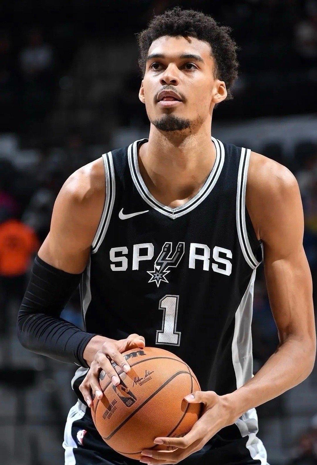 文班亚马未来能否达到字母哥的高度？字母哥目前1次总冠军，1次总决赛MVP，2次常