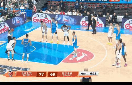 杨鸣教练这样不断追着裁判出言不逊是应该被追加停赛的，近些年我们篮协对于教练员球员