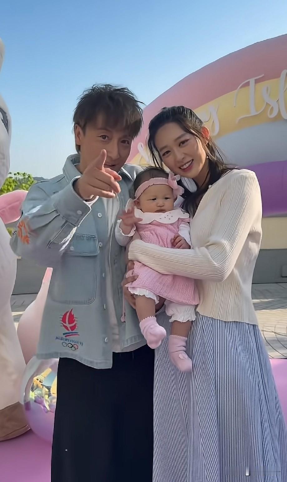 方力申女儿百日宴曝光！一家三口同框温馨，46岁的他满脸幸福像换了个人
 
近日，