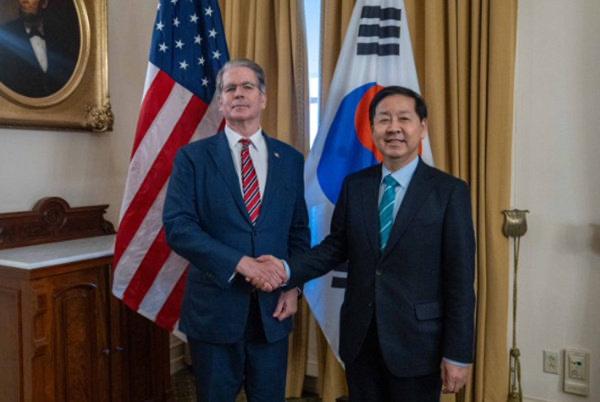 美国财政部长贝森特最近公开说，韩元汇率“不对劲”。

他直言，韩元持续疲软，和韩