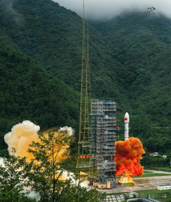 上联:一步登天摘北斗;
下联:二龙抢宝上南天。
   友友对出上联 友友请邀对上