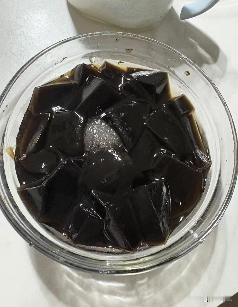 自己做烧仙草也不难。准备60g草稞草、1500g清水、3g碱、适量蕉芋粉。草稞草