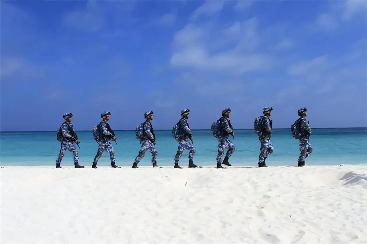 脚踩的不是土，是珊瑚沙，嘴里喝的不是水，是从头盔里蒸出来的水蒸气。 

西沙守岛