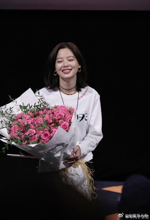 辛芷蕾紧急撤回一个比心撤回比心的样子也太可爱了，瞬间打破平时的冷艳感，果然是外冷