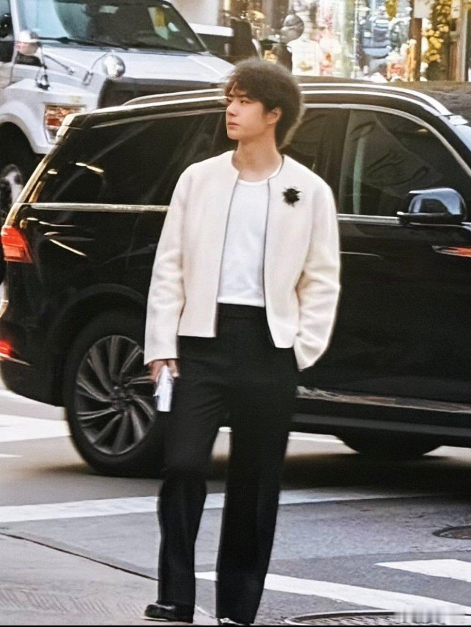 小王子出来炸街！就这么出现在纽约人群中好帅！对比旁边穿羽/绒服的人，穿春装的一博