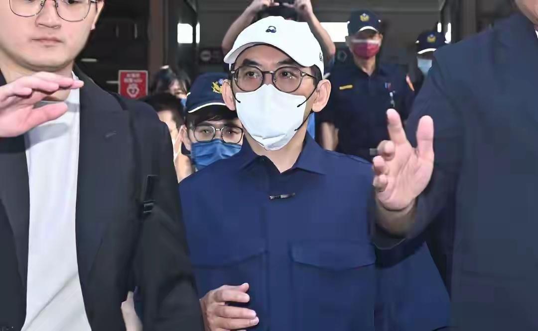 曾作为台湾主持界备受瞩目的人物，黄子佼凭借深厚的主持功底与广泛人脉，在娱乐圈一度