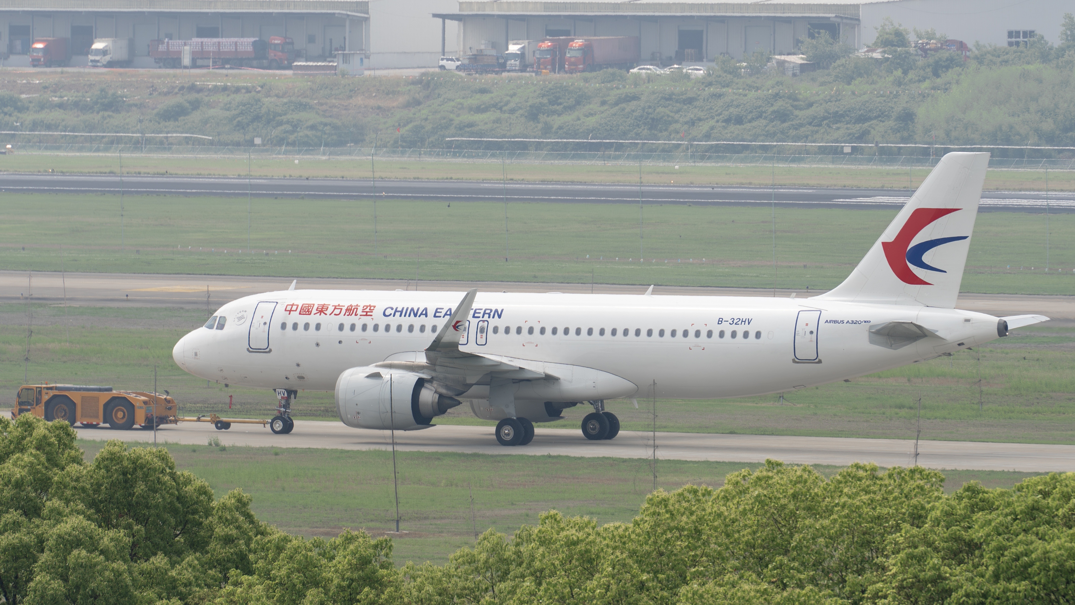 东航江苏公司于昨日引进注册号B-32R7的空客320neo客机，飞机使用LEAP