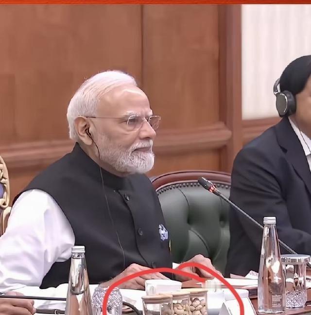 印度这个细节安排绝对是故意的，只是很容易被忽视！ 会议桌上，除了水居然还有坚果。