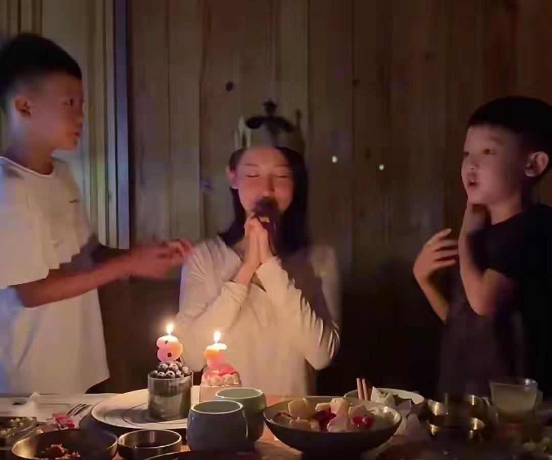 王皓老婆38岁生日，大儿子为妈妈买蛋糕，闫博雅亲吻俩娃超有爱！！！ ​​​