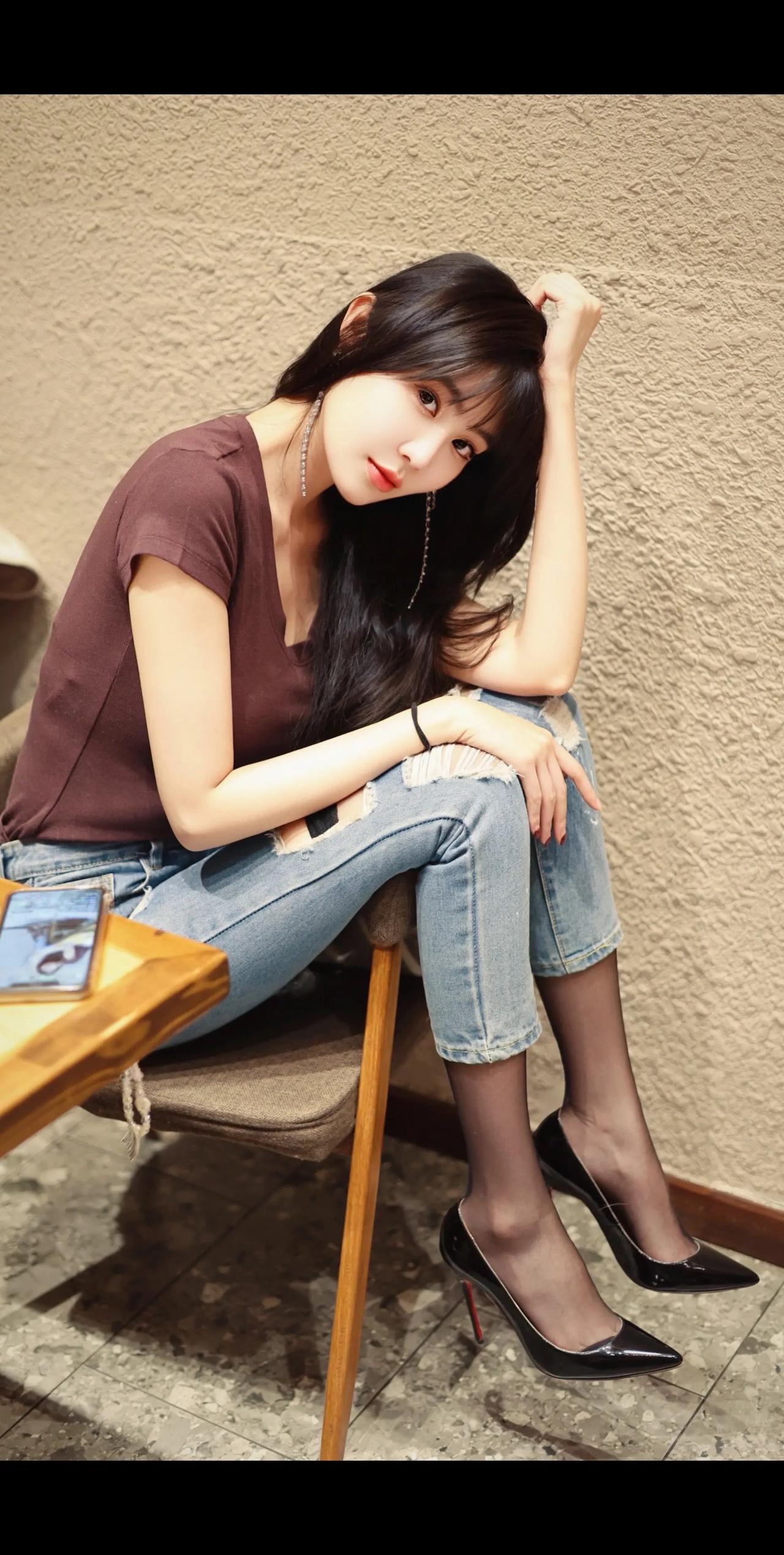 静坐思悠远，岁月如梭转。精致的白领上班穿什么呢? 日常生活里的女生穿搭 晒图笔记