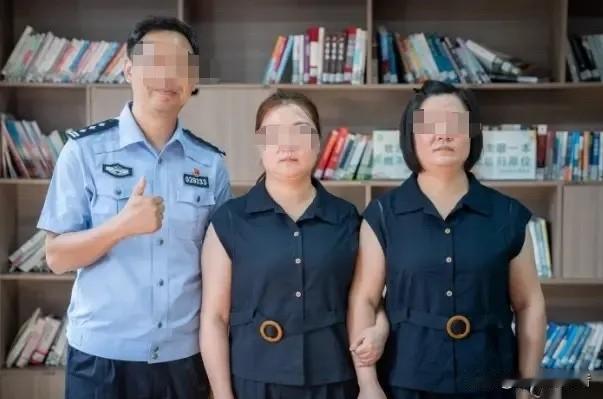 四川绵阳一对夫妻，1986 年在西安打工时生下一对同卵双胞胎女儿。谁能想到，女儿