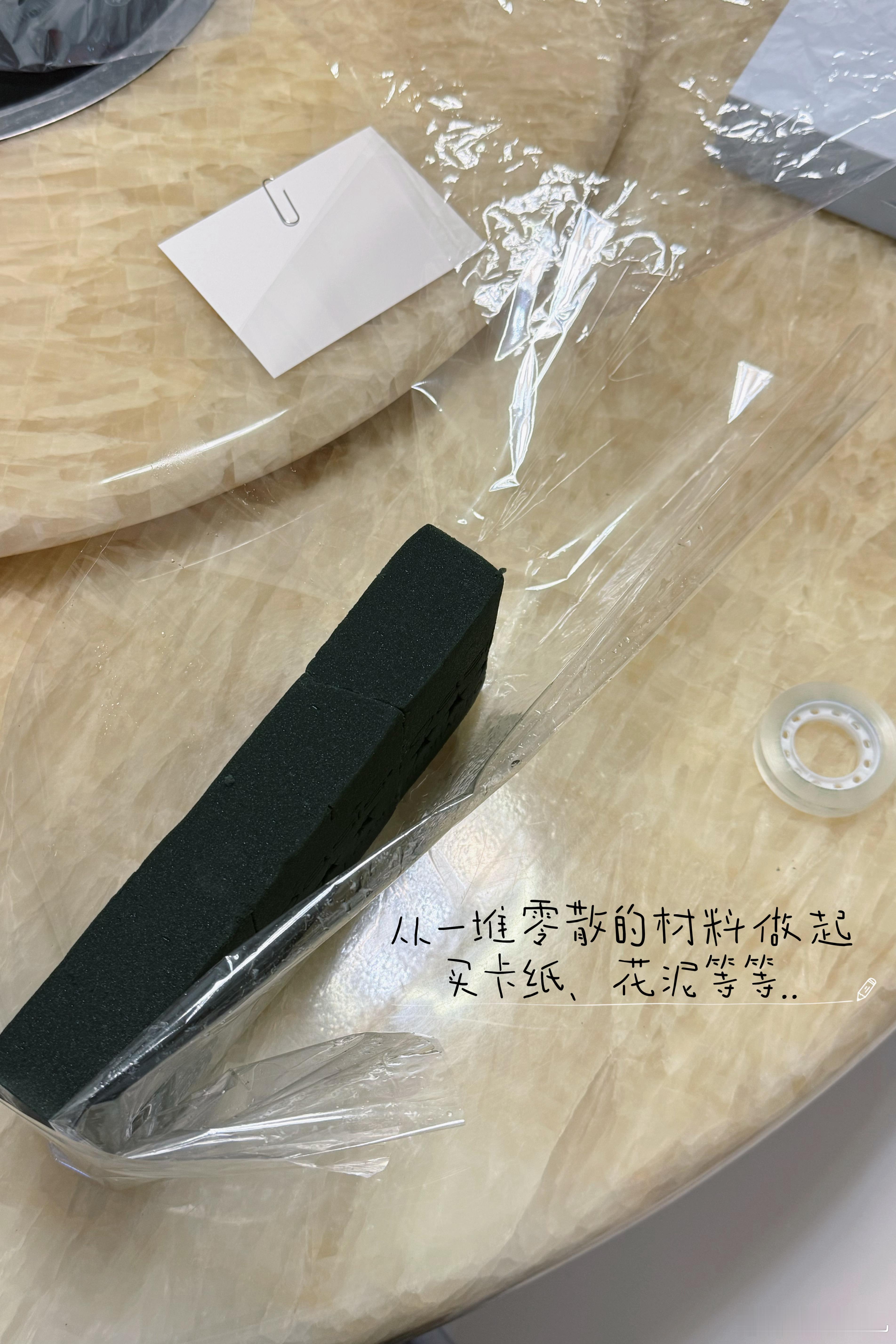 📍近日叫我插花小能手自己做的信封花，还给妈妈随了520元夹在一起买原材料，制作