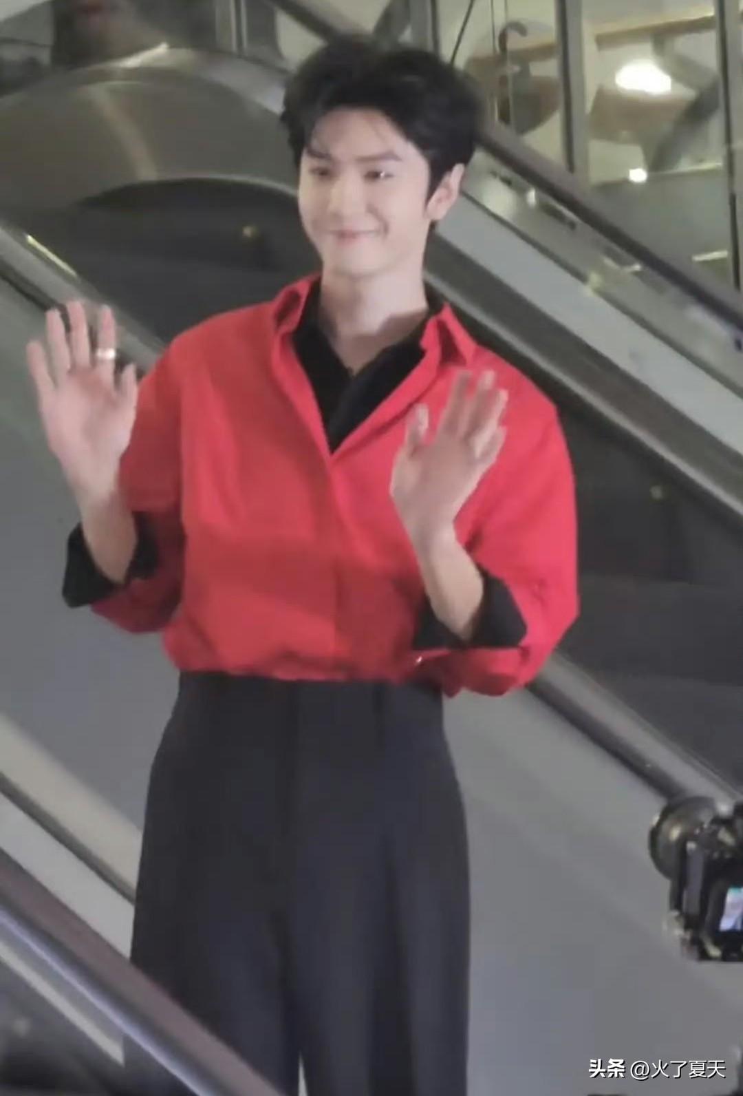 陈哲远泰国见面会杀疯了！复古红衣衬得眉眼如画，现场尖叫掀翻天花板。