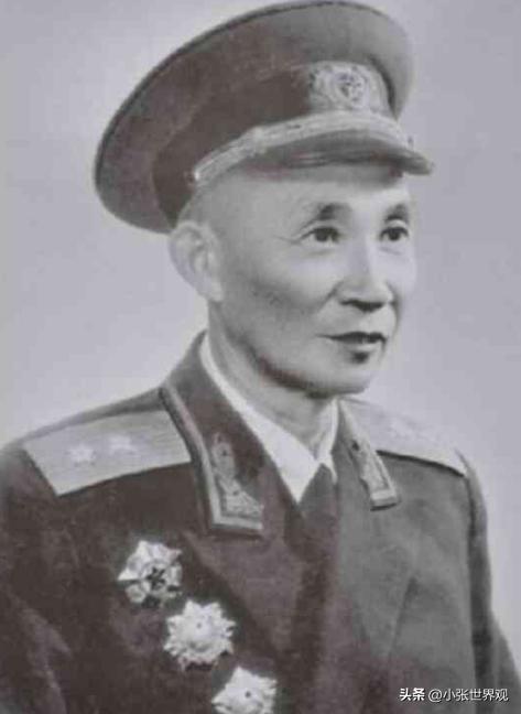 1949年，何德全将军与儿子在家中用餐，吃着吃着，儿子突然放下手中的筷子，何德全