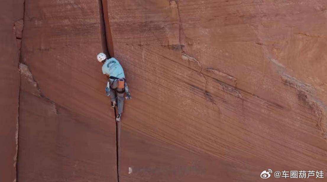 看到《探索新境2》里金国威驾驶路虎卫士攀岩跨漠的画面，彻底被这款"越野之王"征服