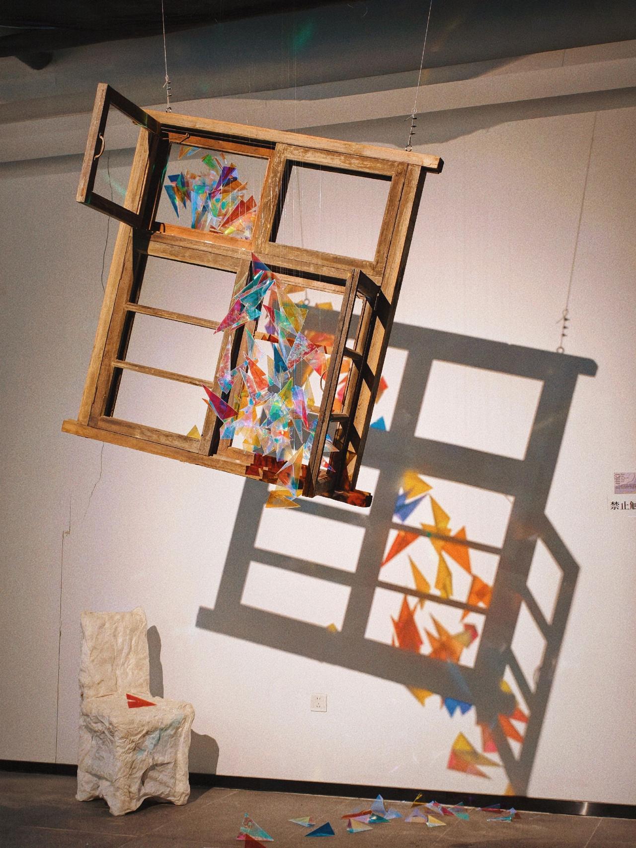 庭澜美术馆“以纸见山”当代艺术作品展开展，来自鲁美学院研究生们的创作，用一张纸玩