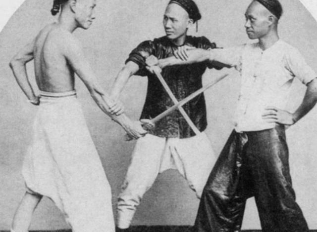 1964年，一辆轿车悄然驶入成都体育学院，接走一位正在授课的武术教授。此行目的特