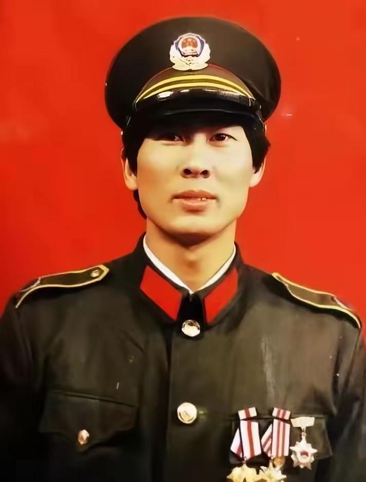 张安利，1963年生，山东乐陵人，一等功臣、退役军人。1981年入伍，原67军5