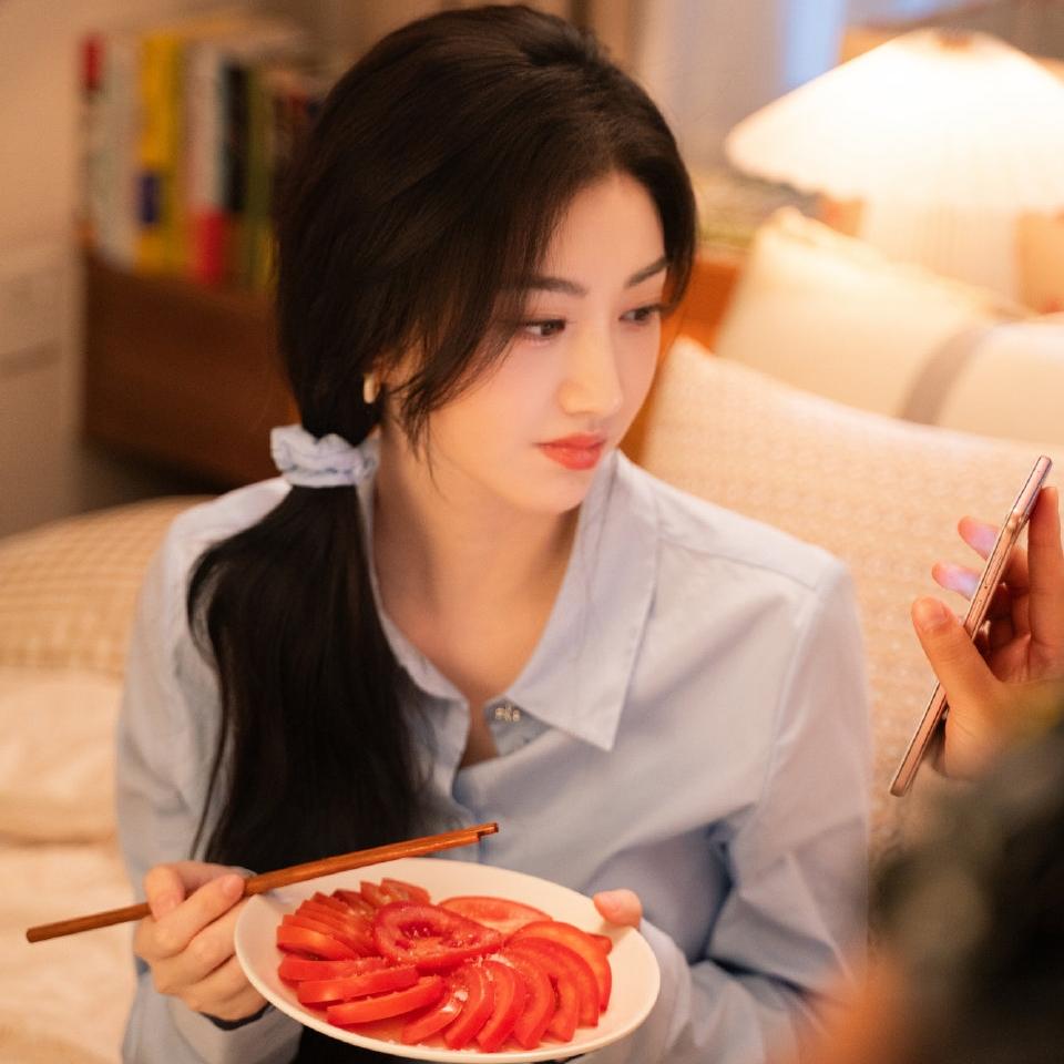 景甜这次
也算给所有年轻漂亮姑娘上了一课
就算美女能偷懒一时，但没人能给你兜底一