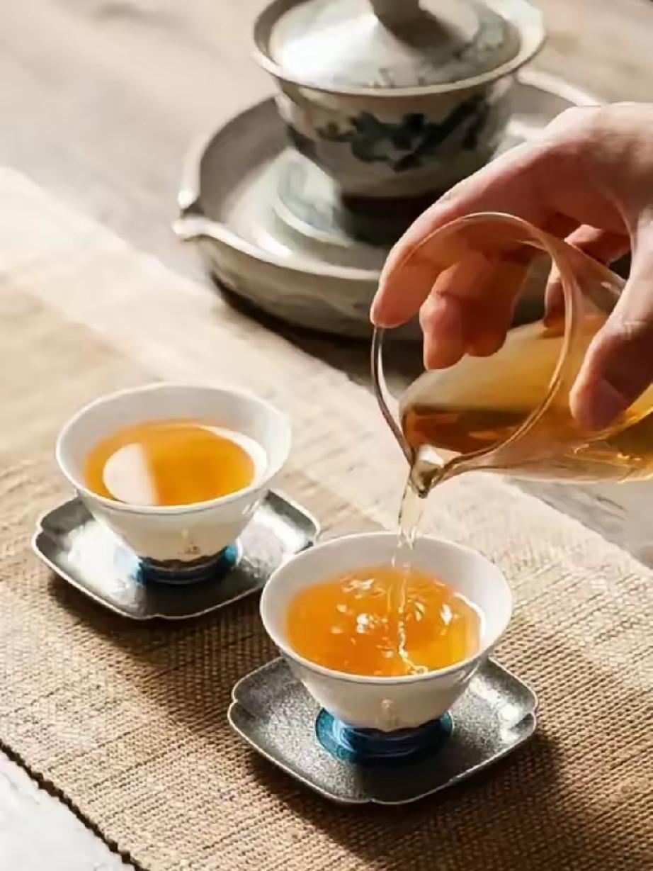 你有没有发现一个很扎心的现象？
那些真正从低谷里，咬牙靠自己爬起来的人，看着越来