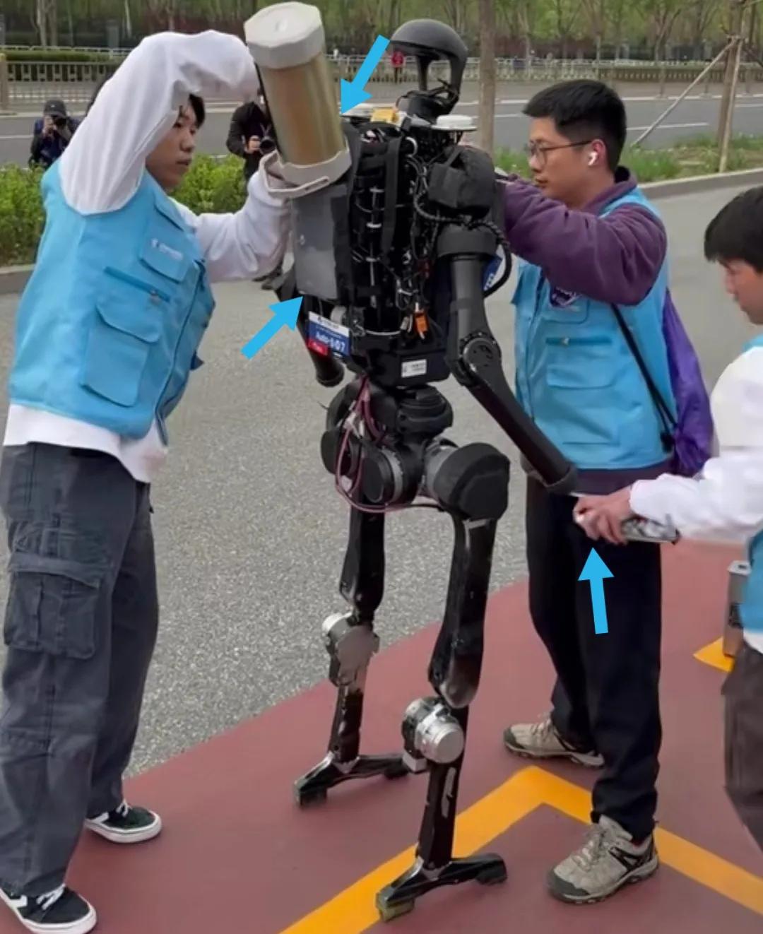 马拉松赛跑中途给机器人补给，科技创造新动力。