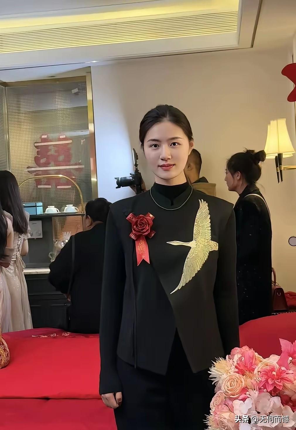 这个女孩是新郎呢，还是伴娘呢，还是司仪呢，真有点看不出来！实实在在说，这女孩的颜