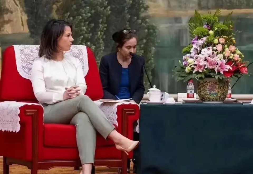 这位女士是谁？为啥这个坐姿？ ​​​