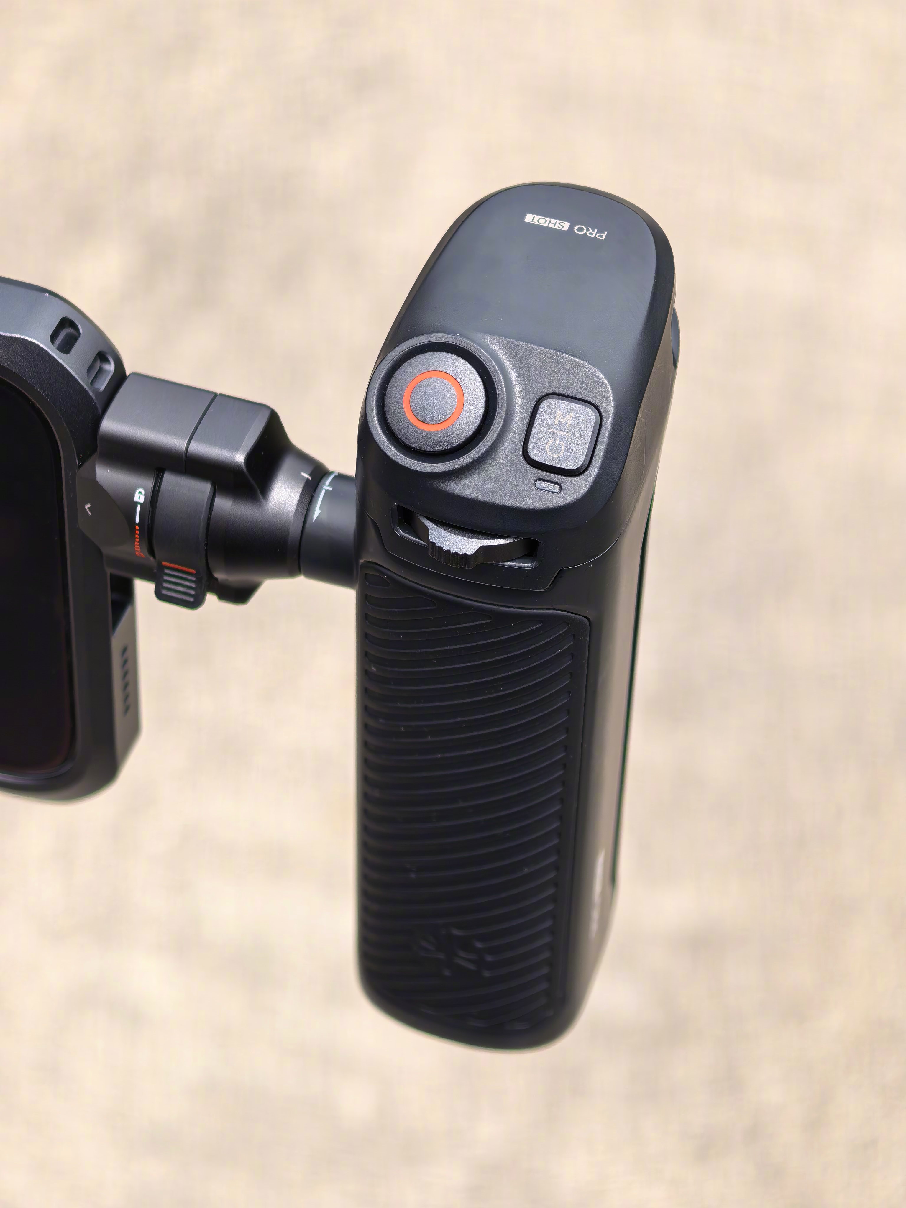 PGY的iPhone摄影套装，轻薄兔笼带手柄，非常好用。轻、功能全、做工极为精致