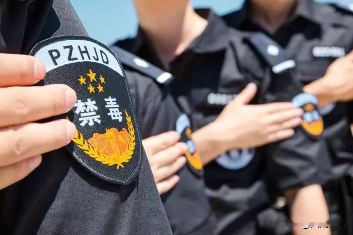 1992年，一位卧底多次的缉毒警受邀颁奖，结果主办方却突然直播，最后导致英雄被毒