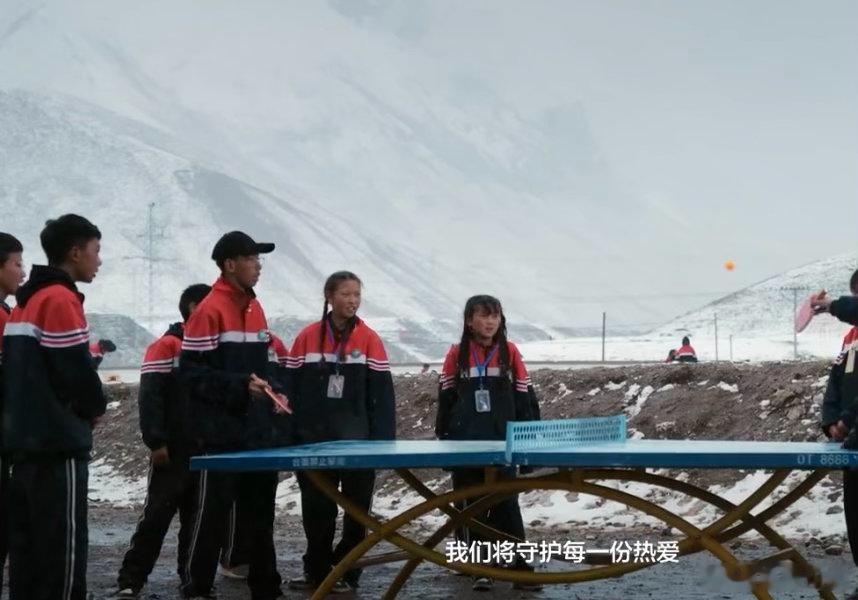 妮维雅孙颖莎追光女孩刷到孙颖莎和妮维雅一起帮高原孩子圆乒乓梦的瞬间，看的心暖暖的