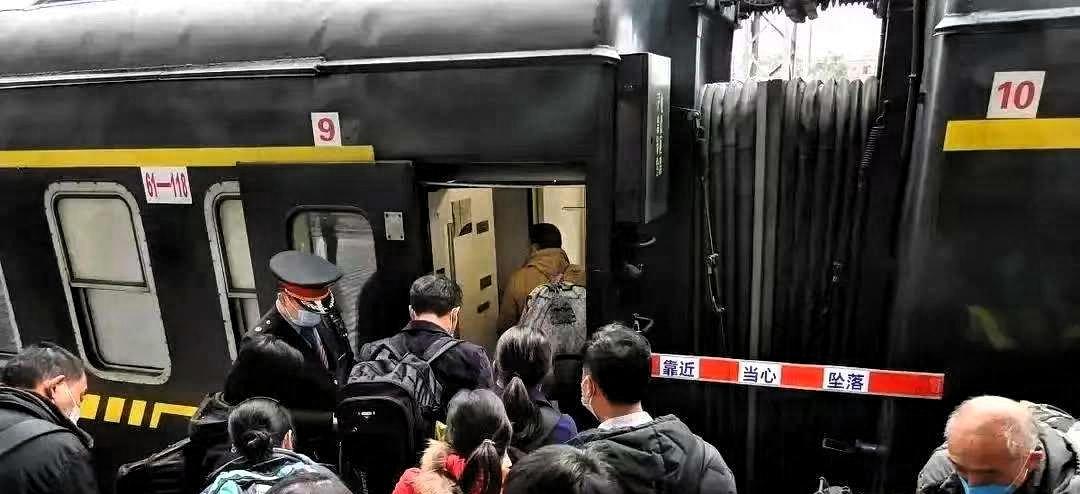 今年春运刚开始，很多人发现过路车一放票就秒没，大站永远有余票，小站连站票都不给。