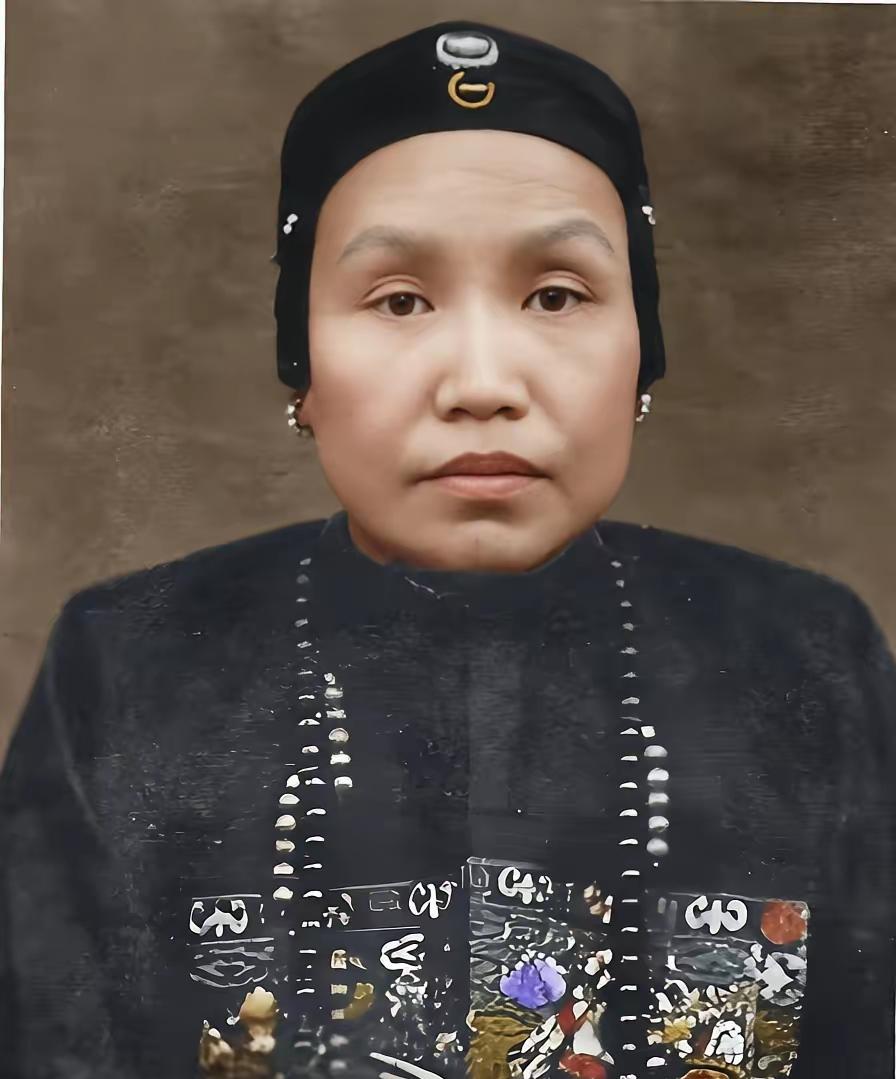 曾国藩新婚，洞房花烛夜，曾国藩掀开新娘的红盖头，发现新娘被调了包，新娘啜泣说出事