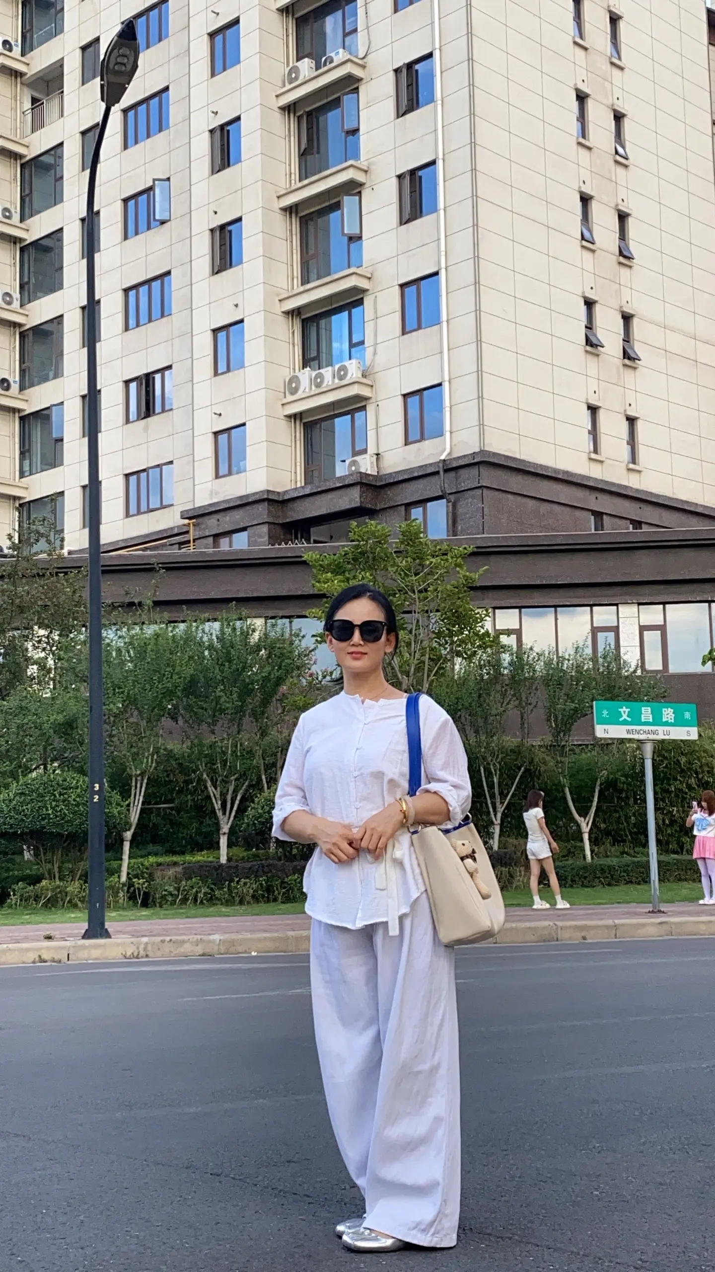 我喜欢长发、但我剪短了。我喜欢高跟鞋、但我出门都穿平底鞋。喜欢不一定得...