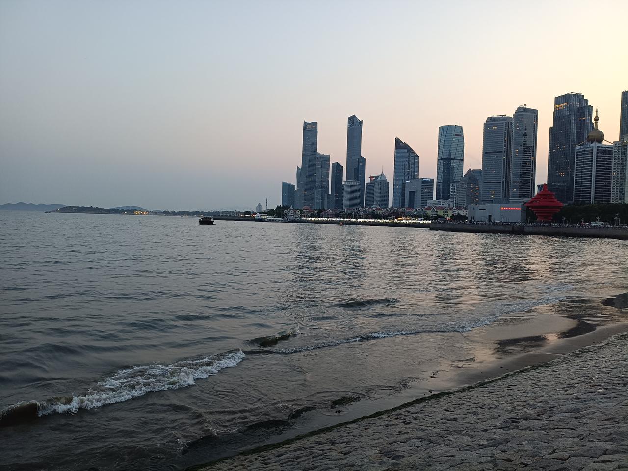 说到青岛会想到大海、崂山、欧式风格建筑、啤酒、海鲜、蛤蜊、高低起伏的道路……

