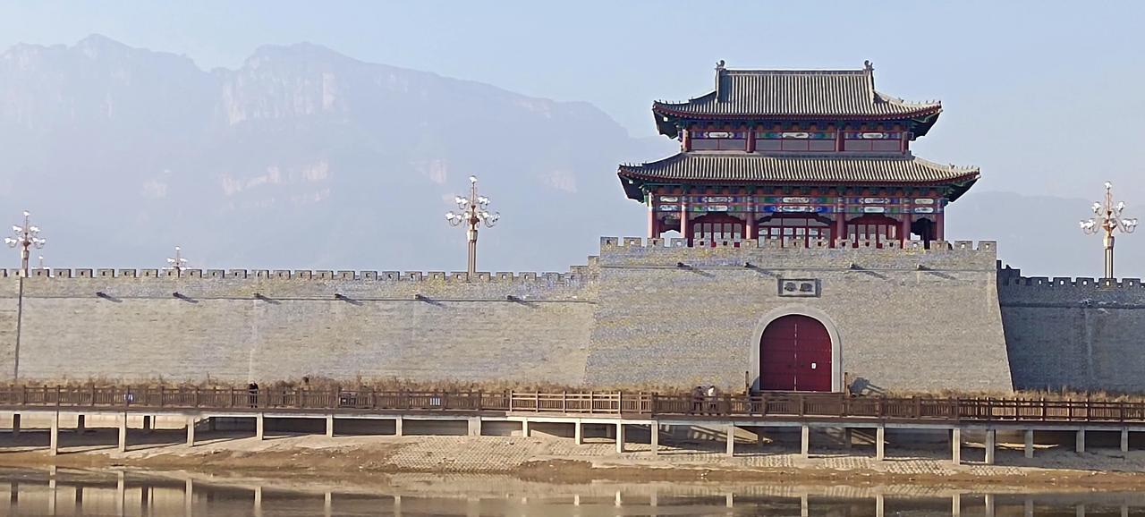 林州‘‘城墙’’和‘‘林虑河’’的标志。林州城墙标志着这座城市的历史底蕴和曾经的